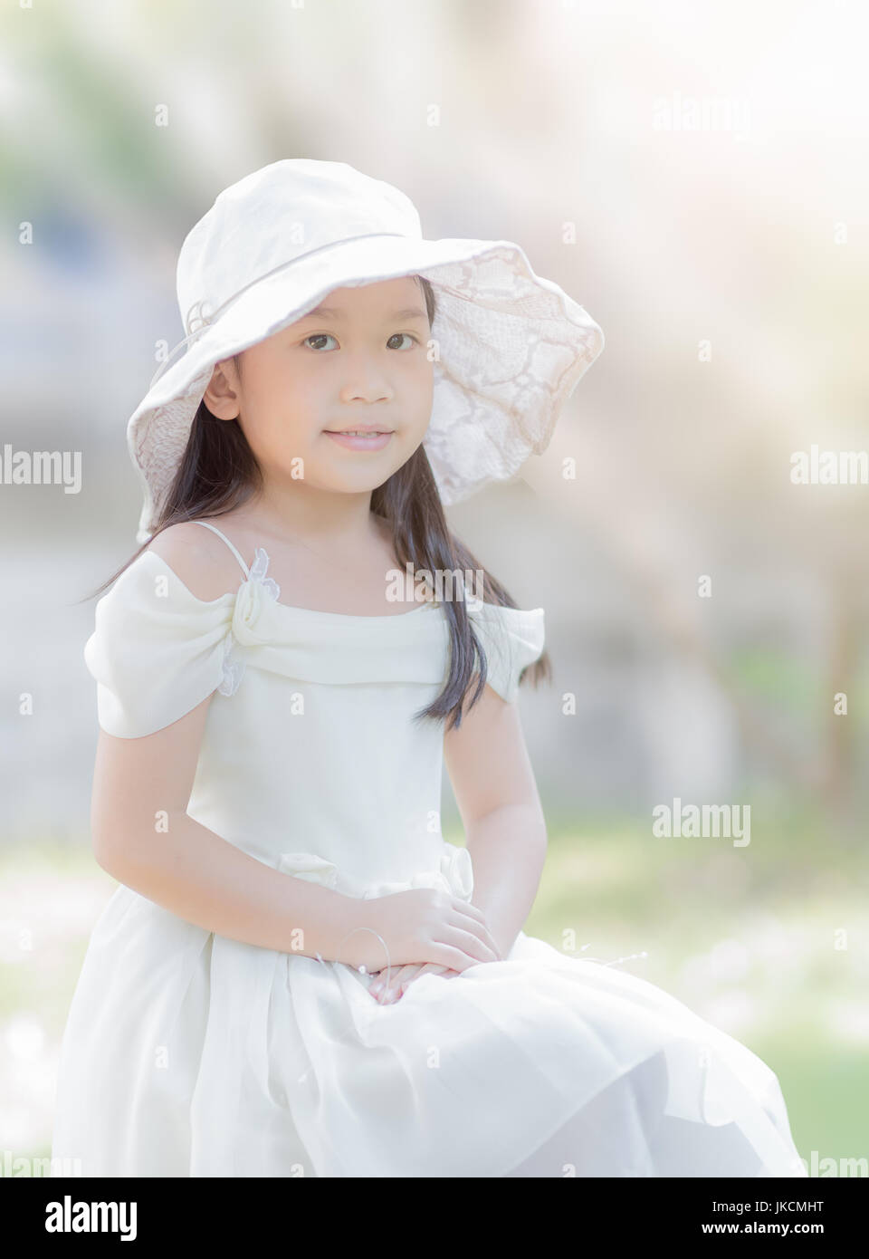 süße Mädchen tragen Vintage weißen langes Kleid mit großen Hut auf Natur Hintergrund, soft-Fokus Stockfoto