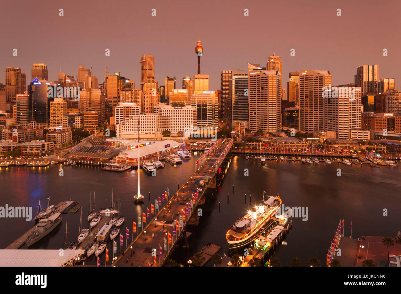 Australien, New South Wales, New South Wales, Sydney, CBD, Darling Harbour und Pyrmont Bridge, erhöhten Blick, Dämmerung Stockfoto