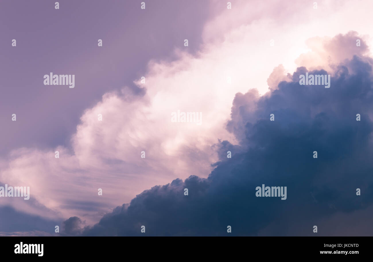Farbe des Himmels vor Regen kommen, rosa filter Stockfoto