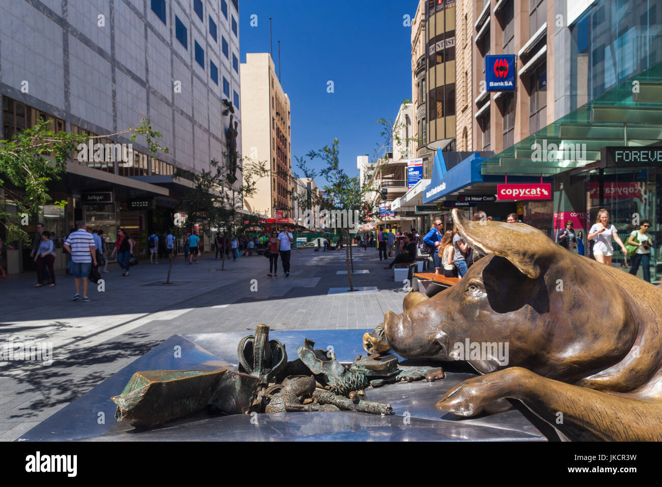 Australien, South Australia, Adelaide, Rundle Street Mall bronze Schweine Skulpturen, A Day Out von Marguerite Derricourt Stockfoto