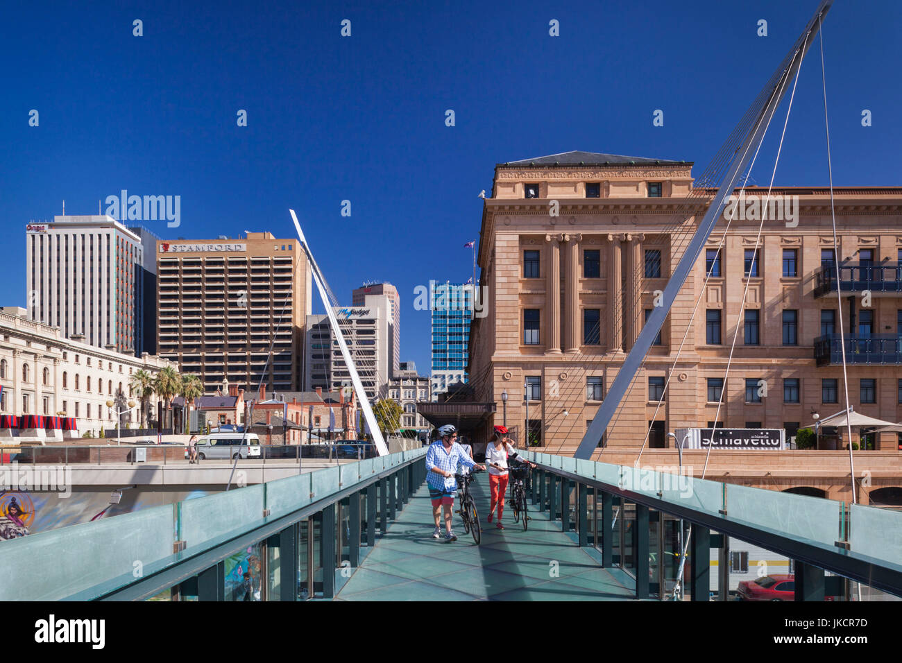 Australien, South Australia, Adelaide, Fußgängerbrücke, Adelaide Festival Centre Stockfoto