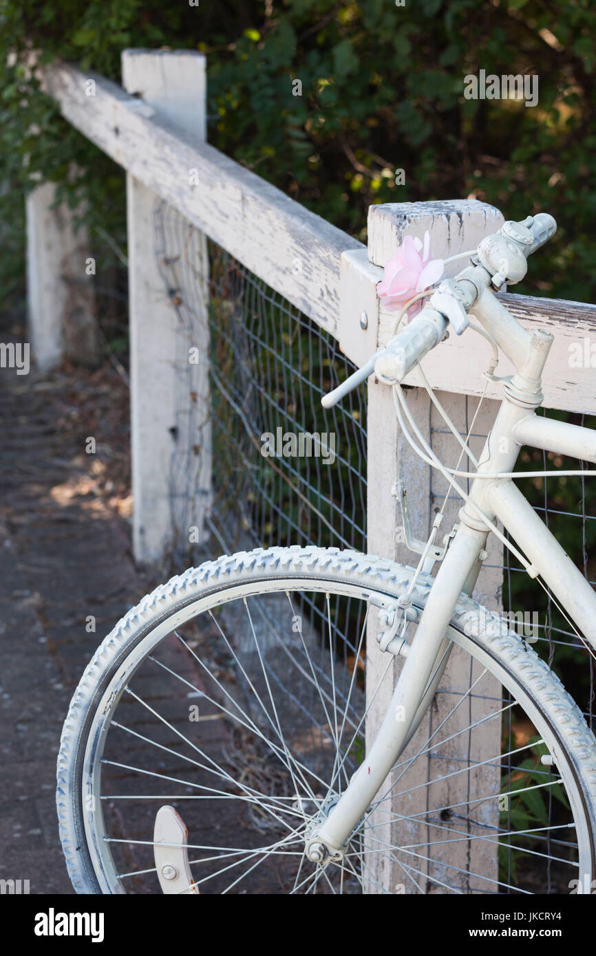 Australien, South Australia, Clare Valley, Auburn, weißen Fahrrad Stockfoto