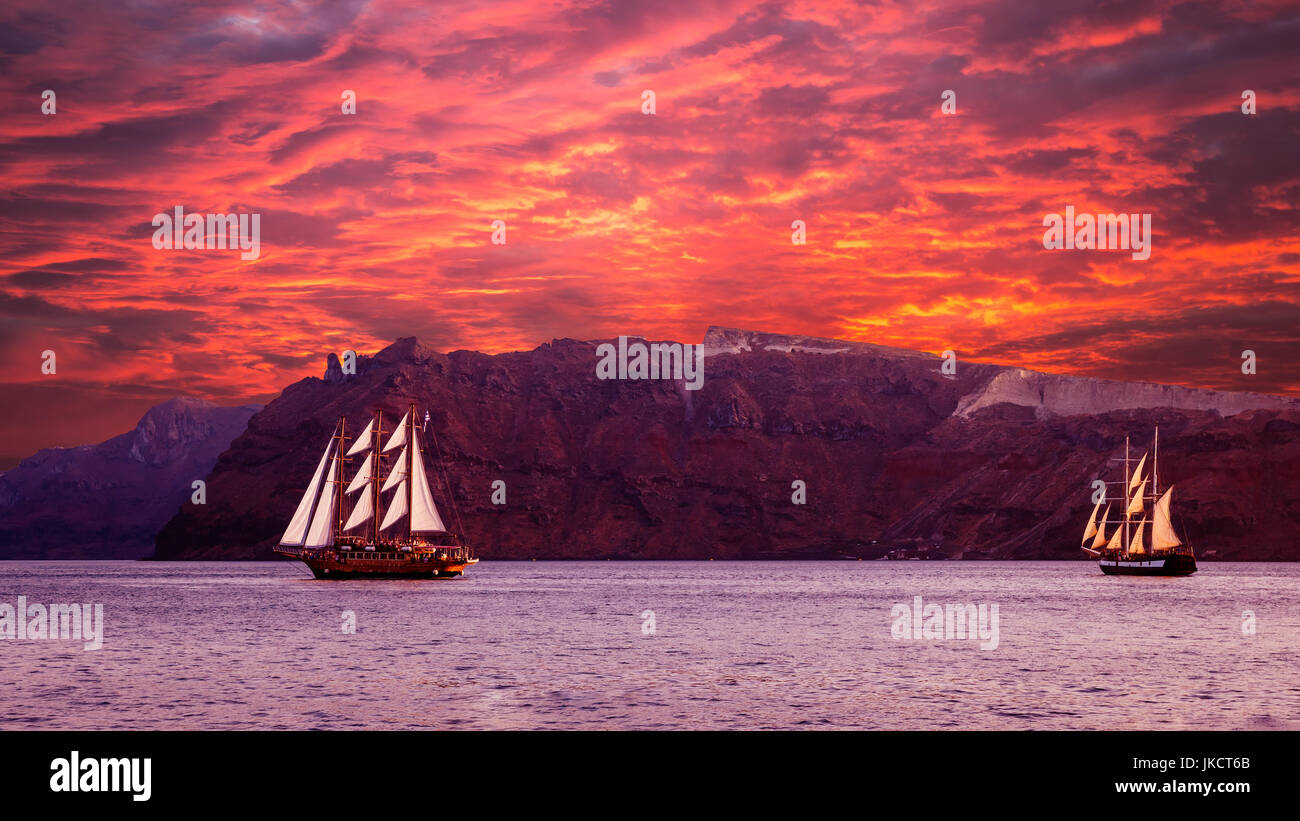 Segelboot in Santorini, Griechenland. Segelschiff in der Nähe einer Insel Kykladen navigieren. Das Foto ist bei Sonnenuntergang aufgenommen. Stockfoto