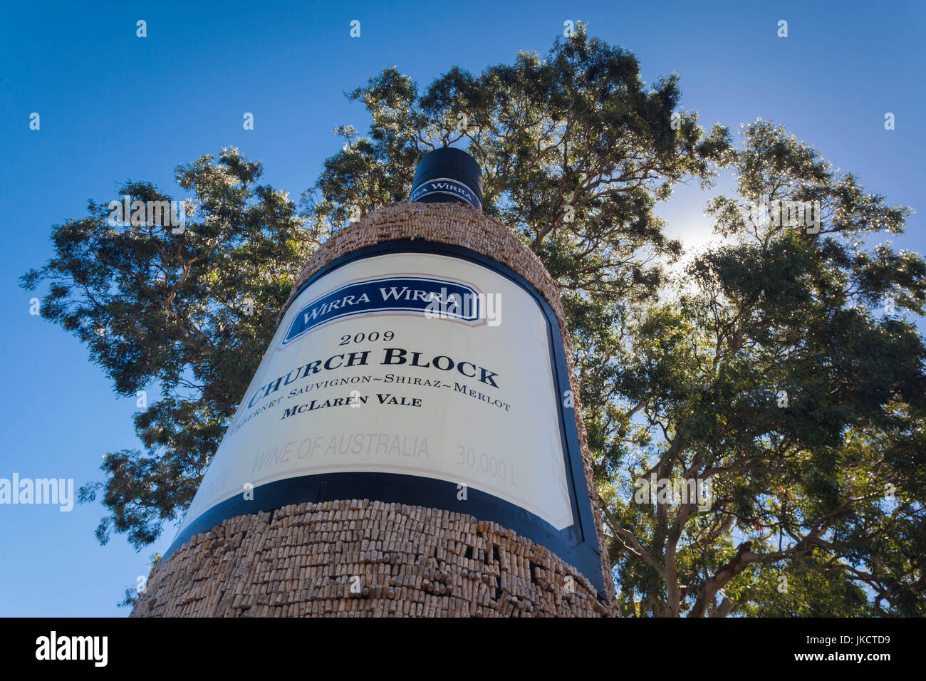 Australien, South Australia, Fleurieu Peninsula, McLaren Vale Weinregion, McLaren Vale, Wirra-Wirra Weingut, große Wein flashe von Weinkorken gemacht Stockfoto