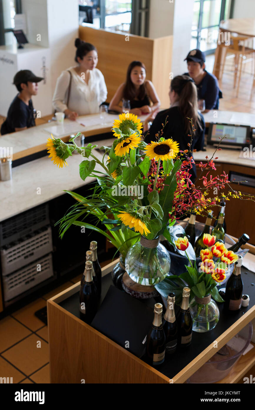 Australien, Victoria, VIC, Yarra Valley, Coldstream, Weingut Domaine Chandon, innen Weinprobe Bereich Stockfoto
