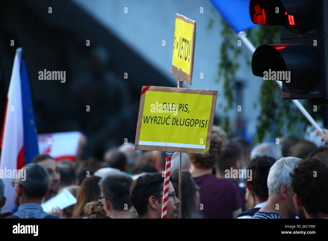 Warschau, Polen. 22. Juli 2017. Massenprotest gegen Justizreformen halten vor dem höchsten Gericht am Krasinskich-Platz. Demonstranten fordern Veto des Präsidenten gegen neue Justiz Gesetze und gerichtliche Anordnung, Blitz, Massen von Kerzen. Bildnachweis: Jakob Ratz/Pacific Press/Alamy Live-Nachrichten Stockfoto