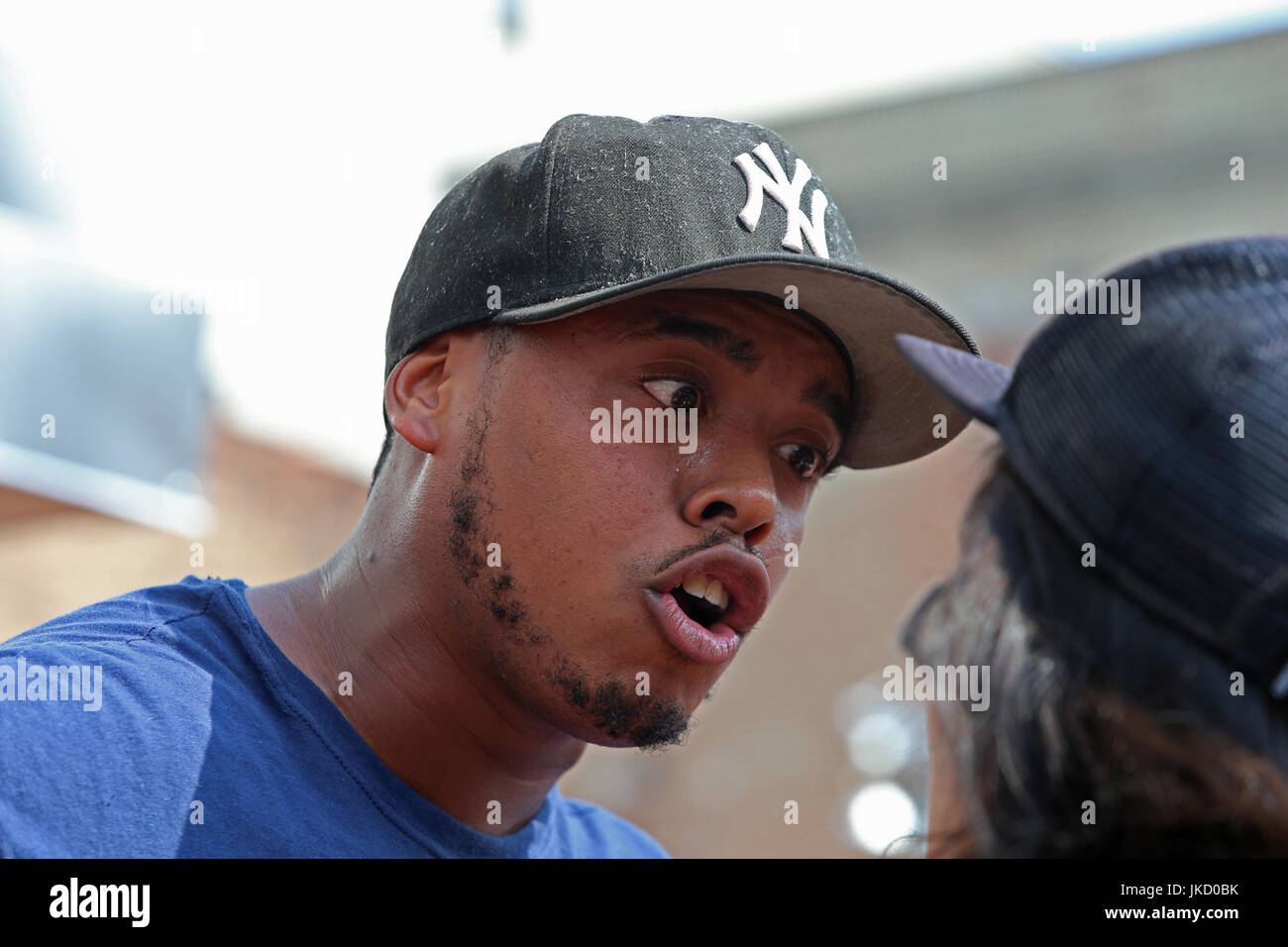 Brooklyn, USA. 22. Juli 2017. Mehr als hundert Menschen versammelten sich an der Ecke von St. Marks Platz & Nostrand Avenue in Crown Heights, Brooklyn, Gentrifizierung und kulturelle Aneignung von Seiten ein neues Restaurant namens Summerhill zu protestieren. Summerhill Besitzer hatte erklärt, dass die Einschusslöcher in der Wand waren authentisch, viele in der Gemeinschaft in einem schlechten Geschmack zu finden. Lautsprecher nach Sprecher beschrieb das Leben in Crown Heights als weit mehr als nur die Summe der Kriminalstatistik & Schlagzeilen Credit: Andy Katz/Pacific Press/Alamy Live News Stockfoto