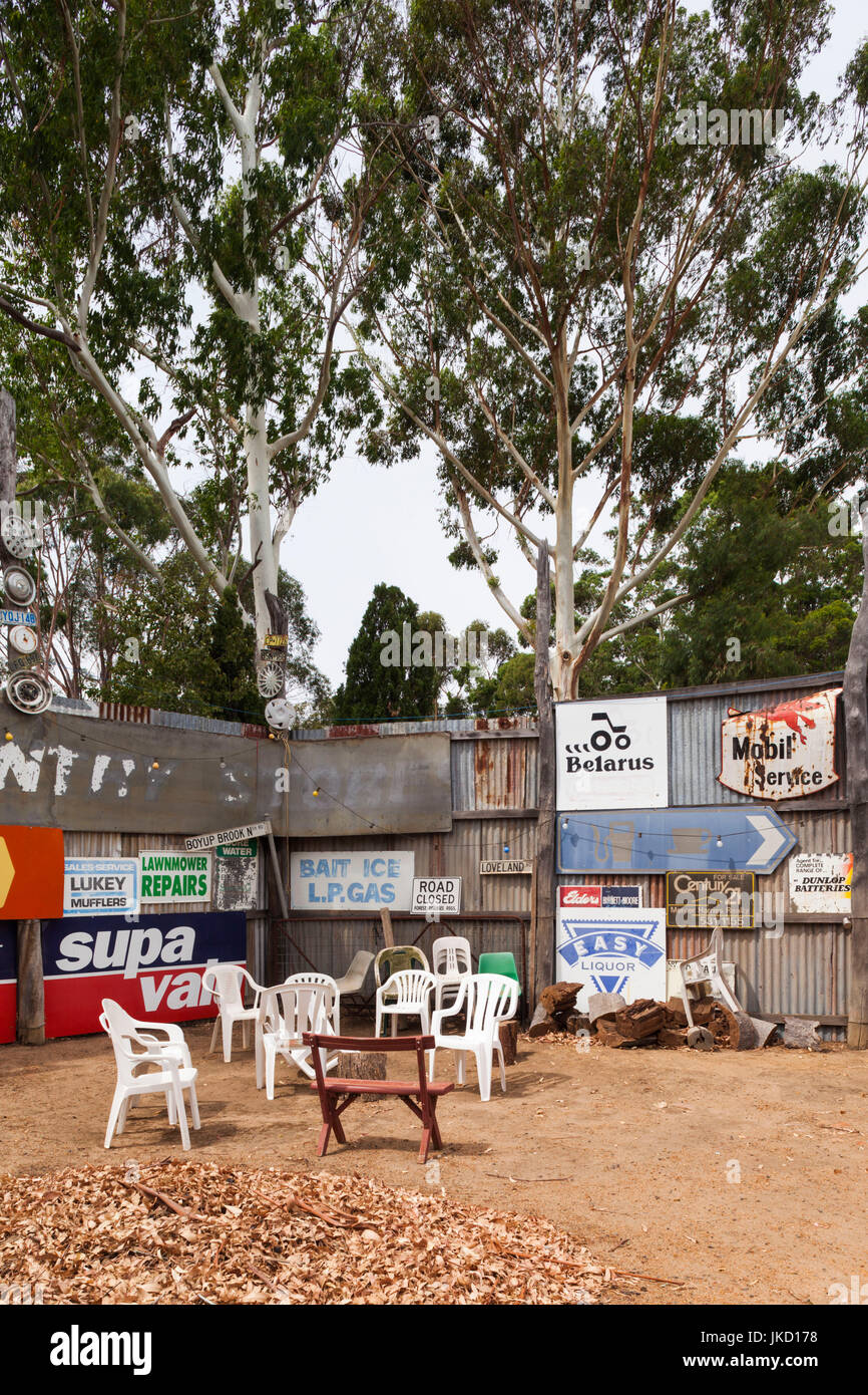 Australien, Western Australia, The Southwest, Boyup Brook, Harvey Dicksons Country Music Centre, Scheune Zeichen Stockfoto