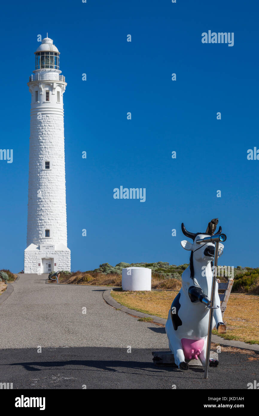 Australien, Western Australia, The Southwest, Cape Leeuwin, Cape Leeuwin Lighthouse und Piraten-Kuh-Skulptur Stockfoto