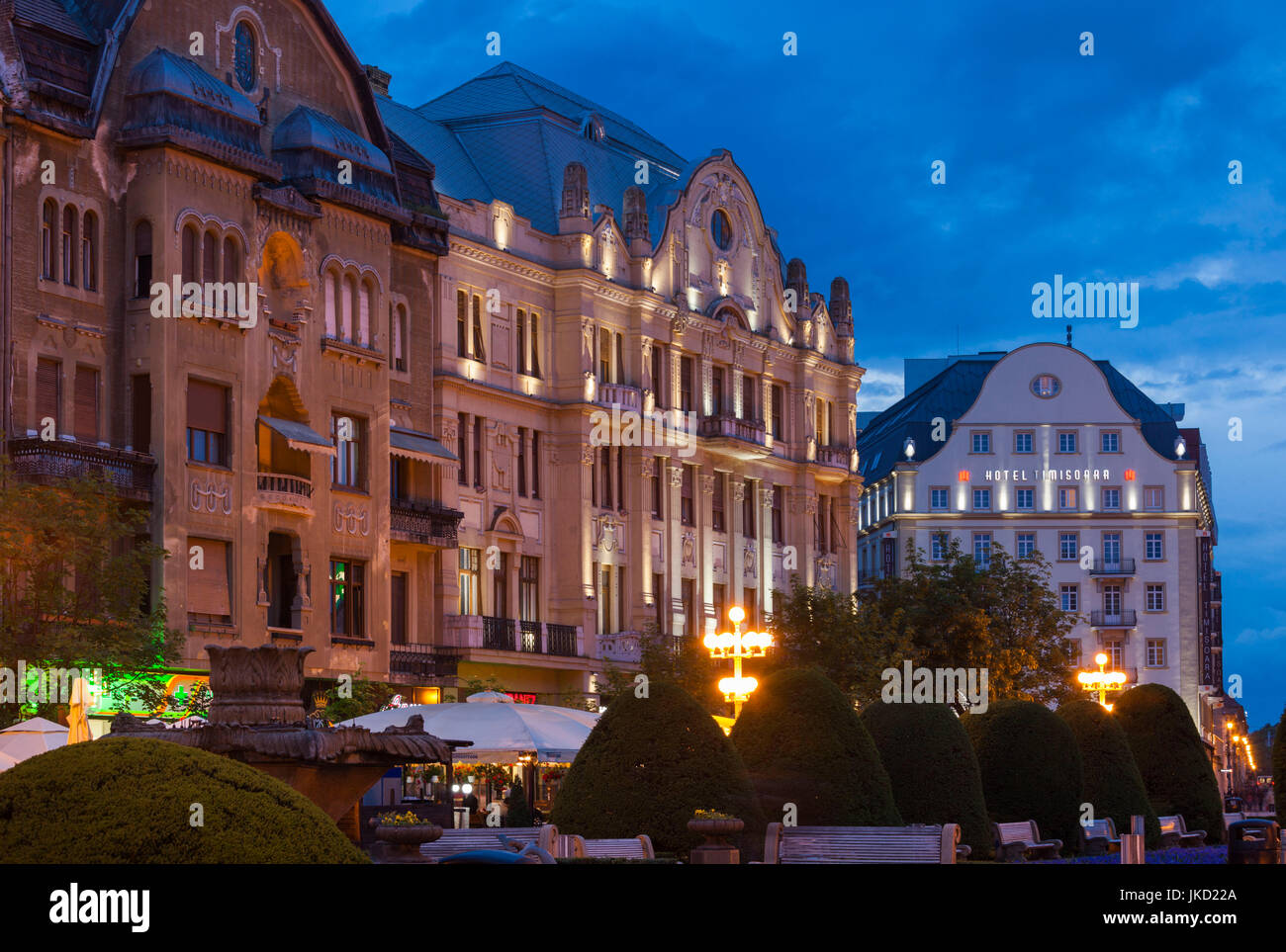 Rumänien, Banat Region, Timisoara, Piata Victoriei Square, Gebäude, Abend Stockfoto