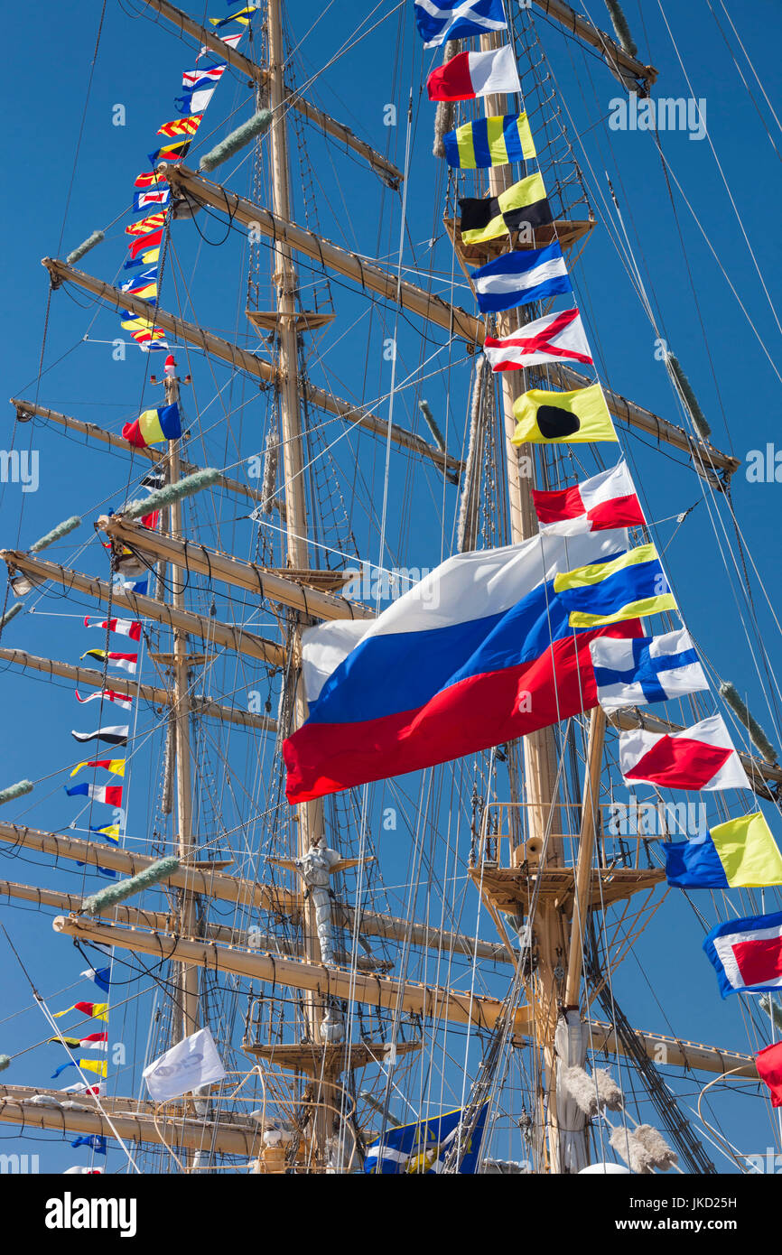 Rumänien, Schwarzmeer-Küste, Constanta, Constanta Hafen, Schwarzmeer Tall Ships Regatta, Signalflaggen und Masten Stockfoto