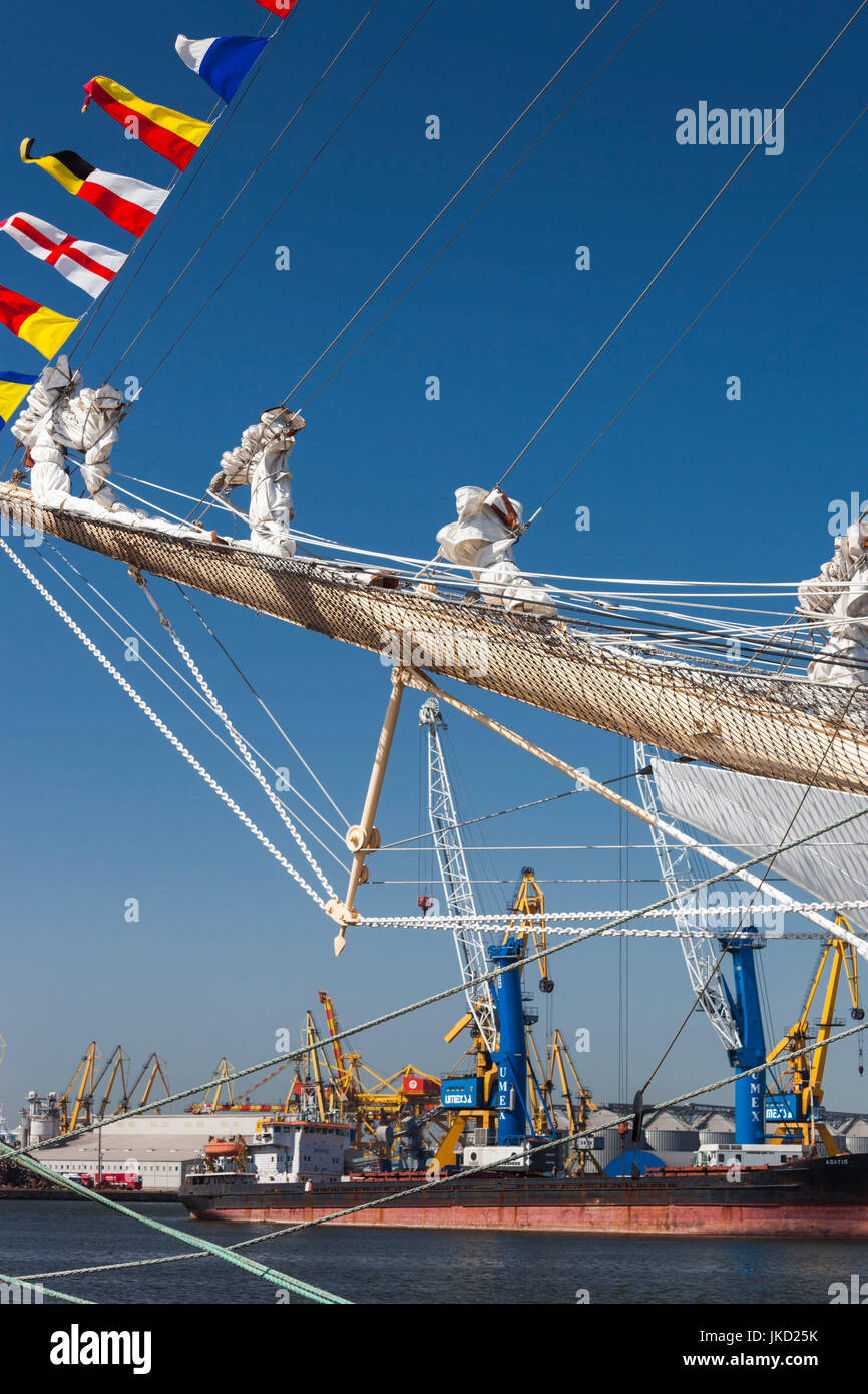 Rumänien, Schwarzmeer-Küste, Constanta, Constanta Hafen, Schwarzmeer Tall Ships Regatta, Signalflaggen und Masten Stockfoto