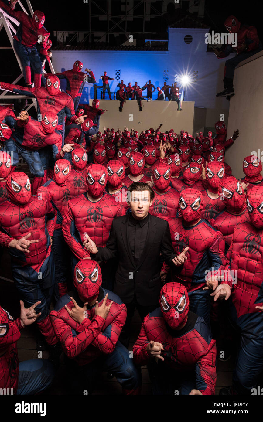 Erscheinungsdatum: 7. Juli 2017 Titel: Spider-Man: Homecoming STUDIO: Columbia Bilder Direktor: Jon Watt PLOT: einen jungen Peter Parker/Spider-Man beginnt seine neu gewonnene Identität als Superheld Web-Schlinge navigieren Darsteller: Tom Holland und ein Heer von Spider-Mann erobern Hollywood um den Trailer Debüt (Credit: Columbia Pictures/Entertainment Pictures) Stockfoto