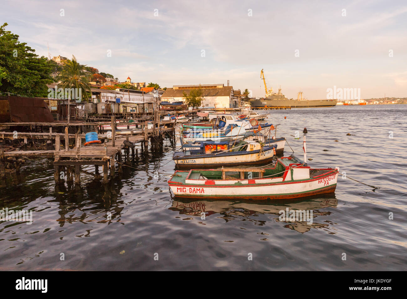 Fischerboote und Hütten am Hafen in der ruhigen, abseits des ausgetretenen Habana-Vororts Casa Blanca, Havanna, Kuba Stockfoto