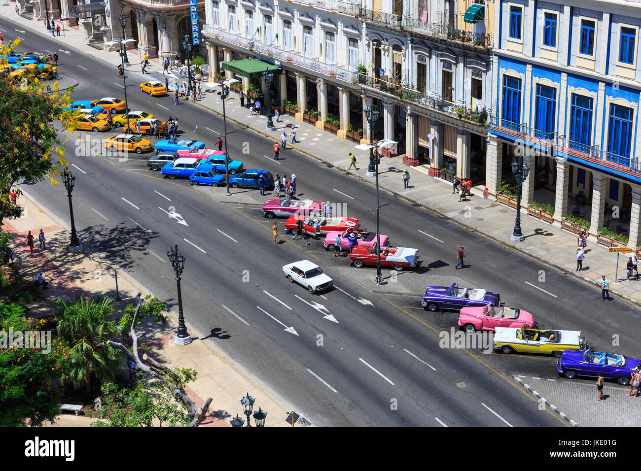 Havanna Straßenszene, Oldtimer in Paseo de Marti, von oben gesehen Stockfoto