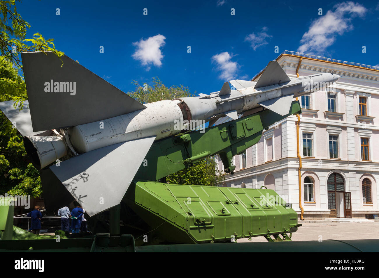 Rumänien, Bukarest, National Military Museum Hof, Sowjet-errichtet Oberfläche an der Luft Rakete Stockfoto