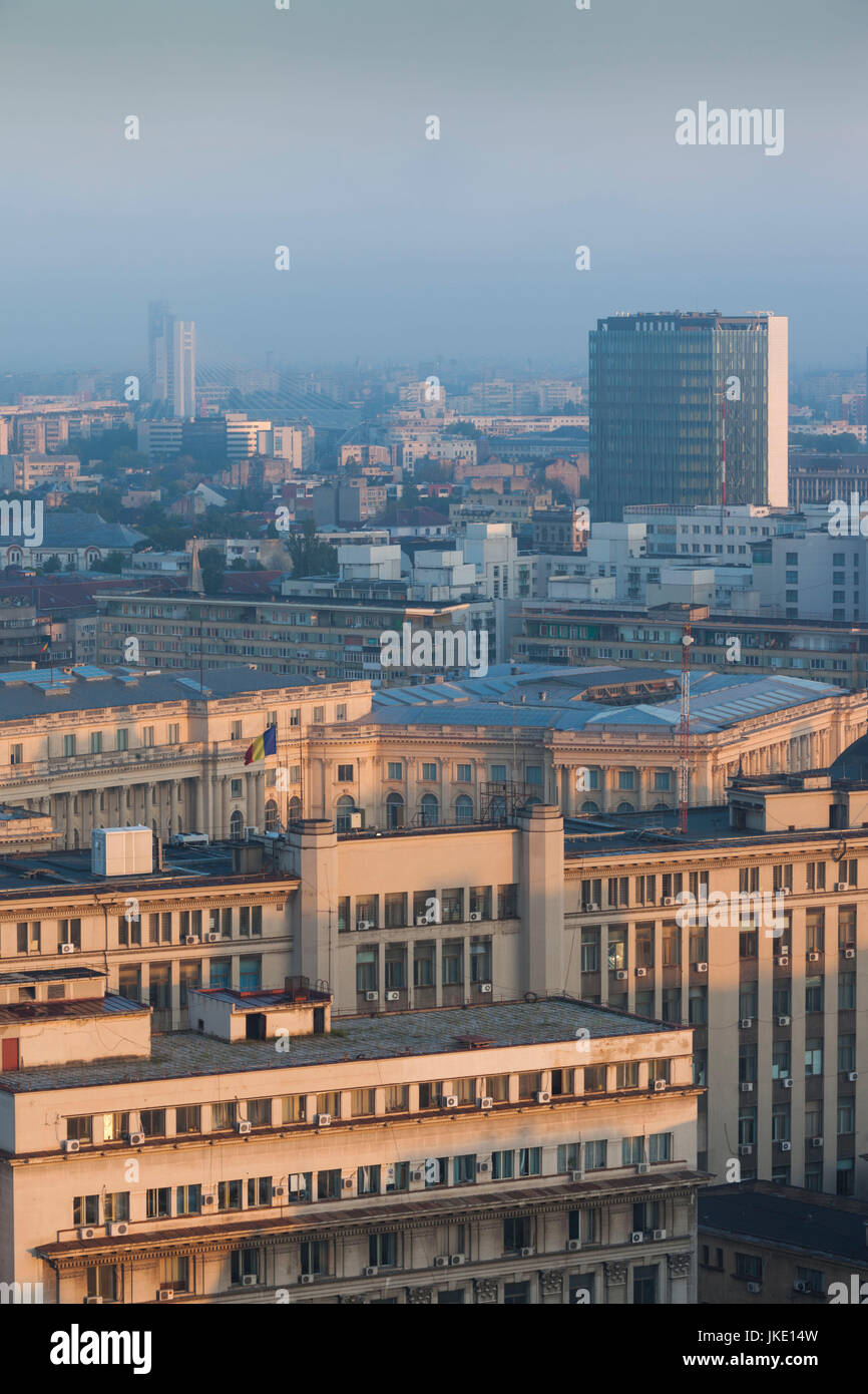 Rumänien, Bukarest, Skyline der Stadt, erhöhten Blick über ehemalige kommunistische Partei Comittee Zentralgebäude, jetzt Regierung Innenministerium, dawn Stockfoto