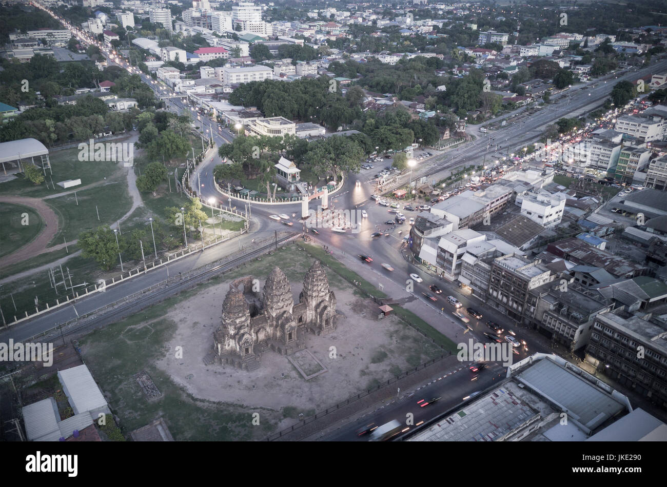 Luftaufnahme von Drohne: Wahrzeichen der Innenstadt "Phra Prang Sam Yot' in Lop Buri Thailand abends pünktlich auf Vintage-Ton. Stockfoto