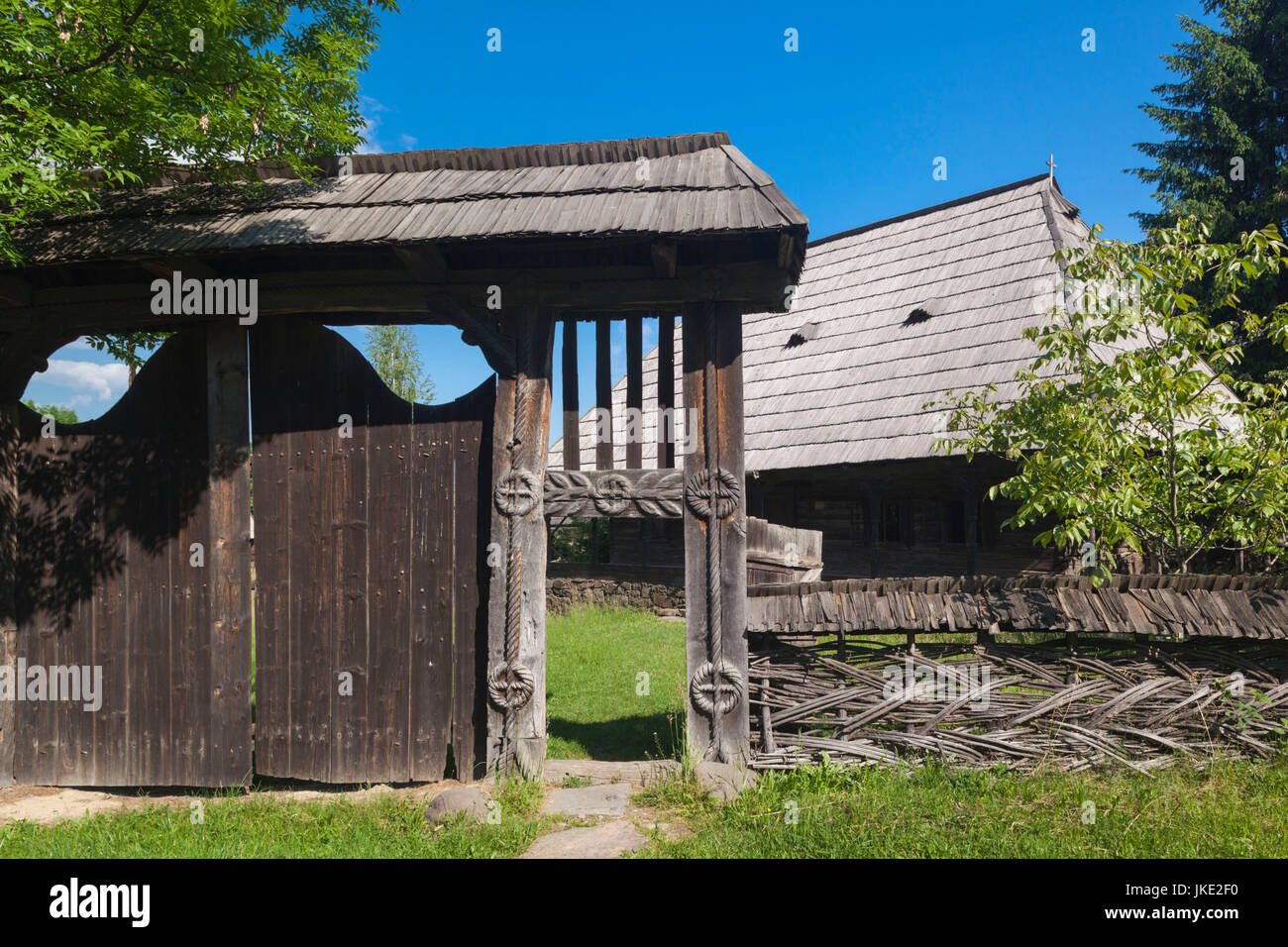 Rumänien, Maramures Region, Sighetu Marmatei, Maramures Dorfmuseum, traditionelle hölzerne Wirtschaftsgebäude, außen Stockfoto