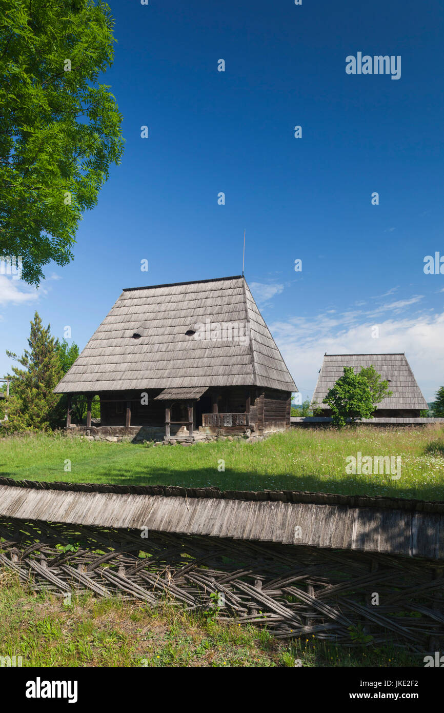 Rumänien, Maramures Region, Sighetu Marmatei, Maramures Dorfmuseum, traditionelle hölzerne Wirtschaftsgebäude, außen Stockfoto