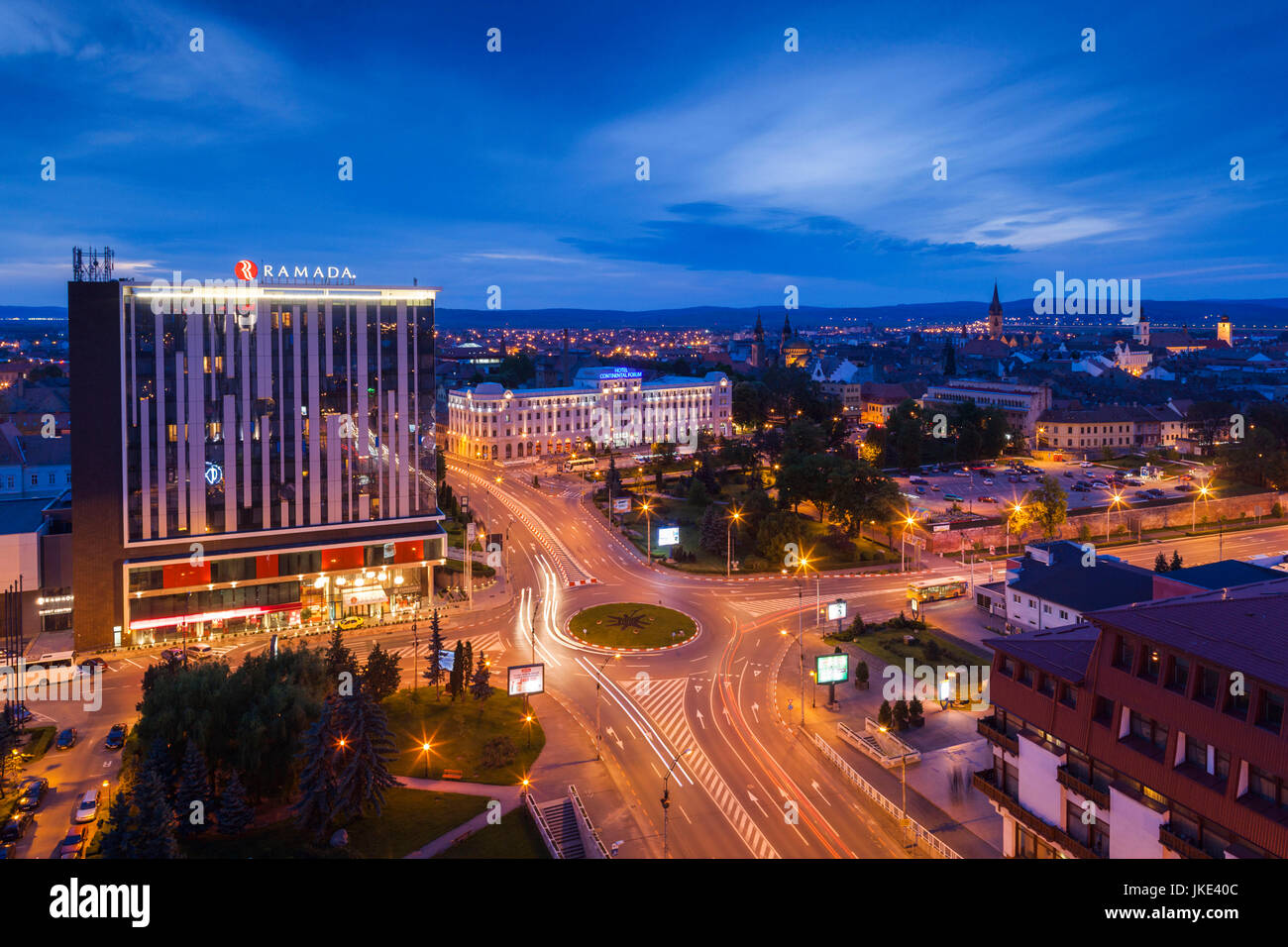 Rumänien, Transsilvanien, Sibiu, Piata Unirii Platz, erhöhten Blick mit dem Ramada Hotel und Hotel Continental Forum, Dämmerung Stockfoto