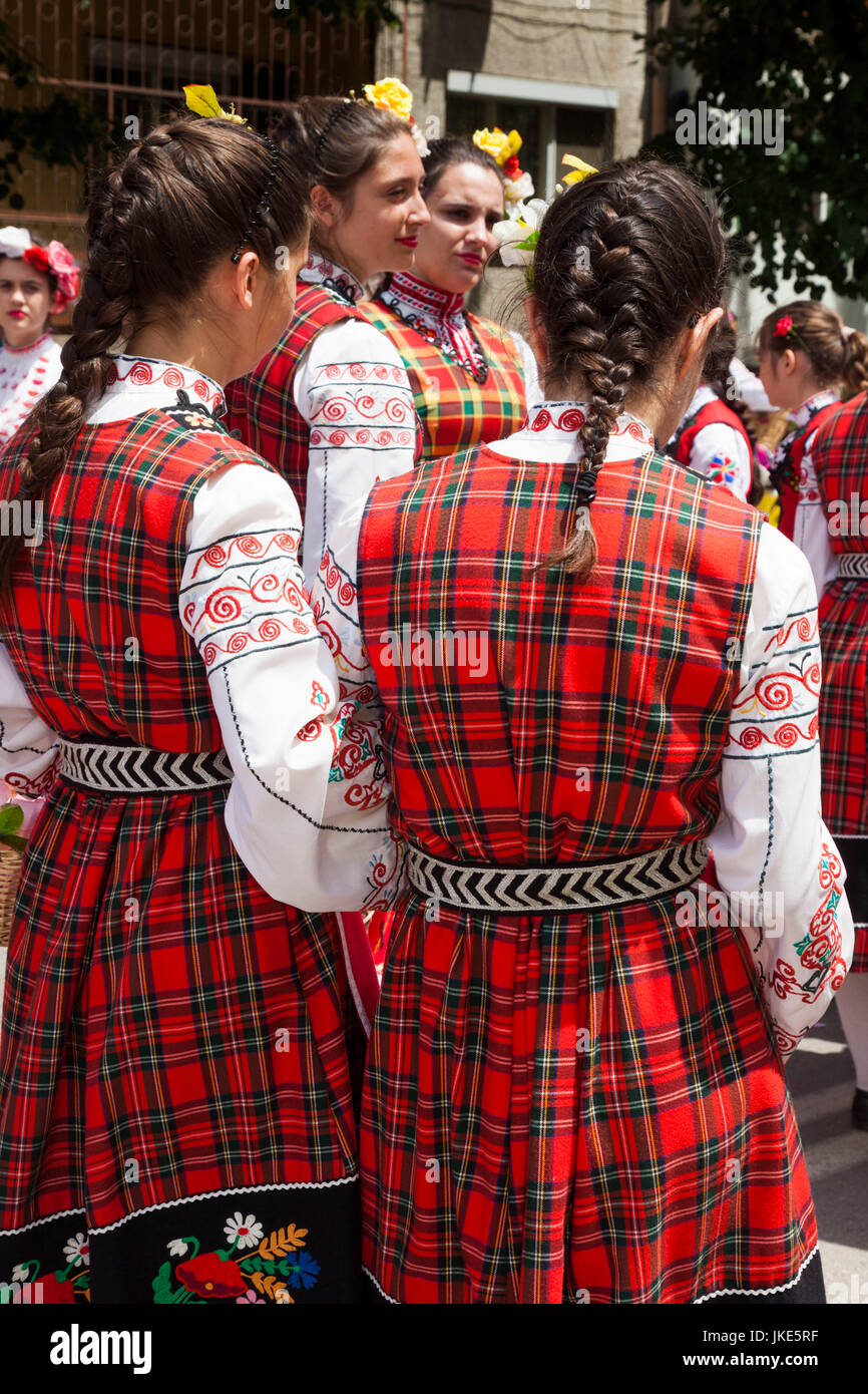 Bulgarien, Mittelgebirge, Kazanlak, Kazanlak Rosenfest, Stadt produziert 60 % der weltweit Rosenöl, Rose Parade, junge Frauen in traditionellen Kostümen, NR Stockfoto