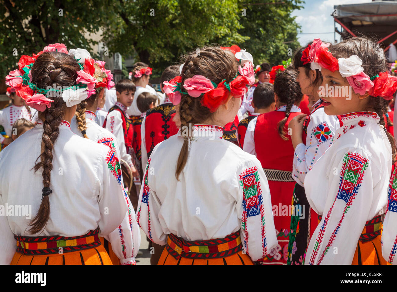 Bulgarien, Mittelgebirge, Kazanlak, Kazanlak Rosenfest, Stadt produziert 60 % der weltweit Rosenöl, Rose Parade, junge Frauen in traditionellen Kostümen, NR Stockfoto