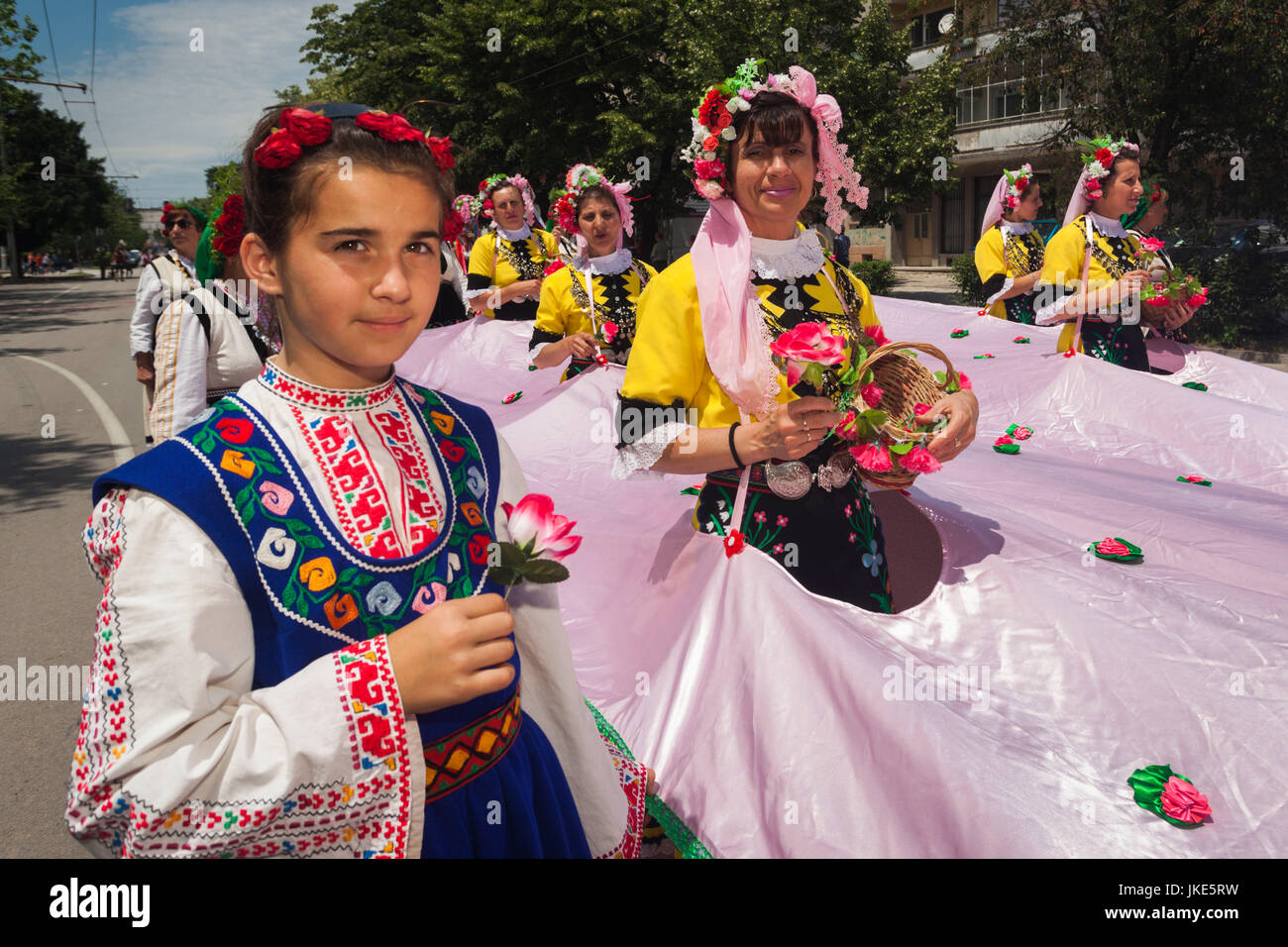 Bulgarien, Mittelgebirge, Kazanlak, Kazanlak Rosenfest, Stadt produziert 60 % der weltweit Rosenöl, Rose Parade, junge Frauen in traditionellen Kostümen, NR Stockfoto