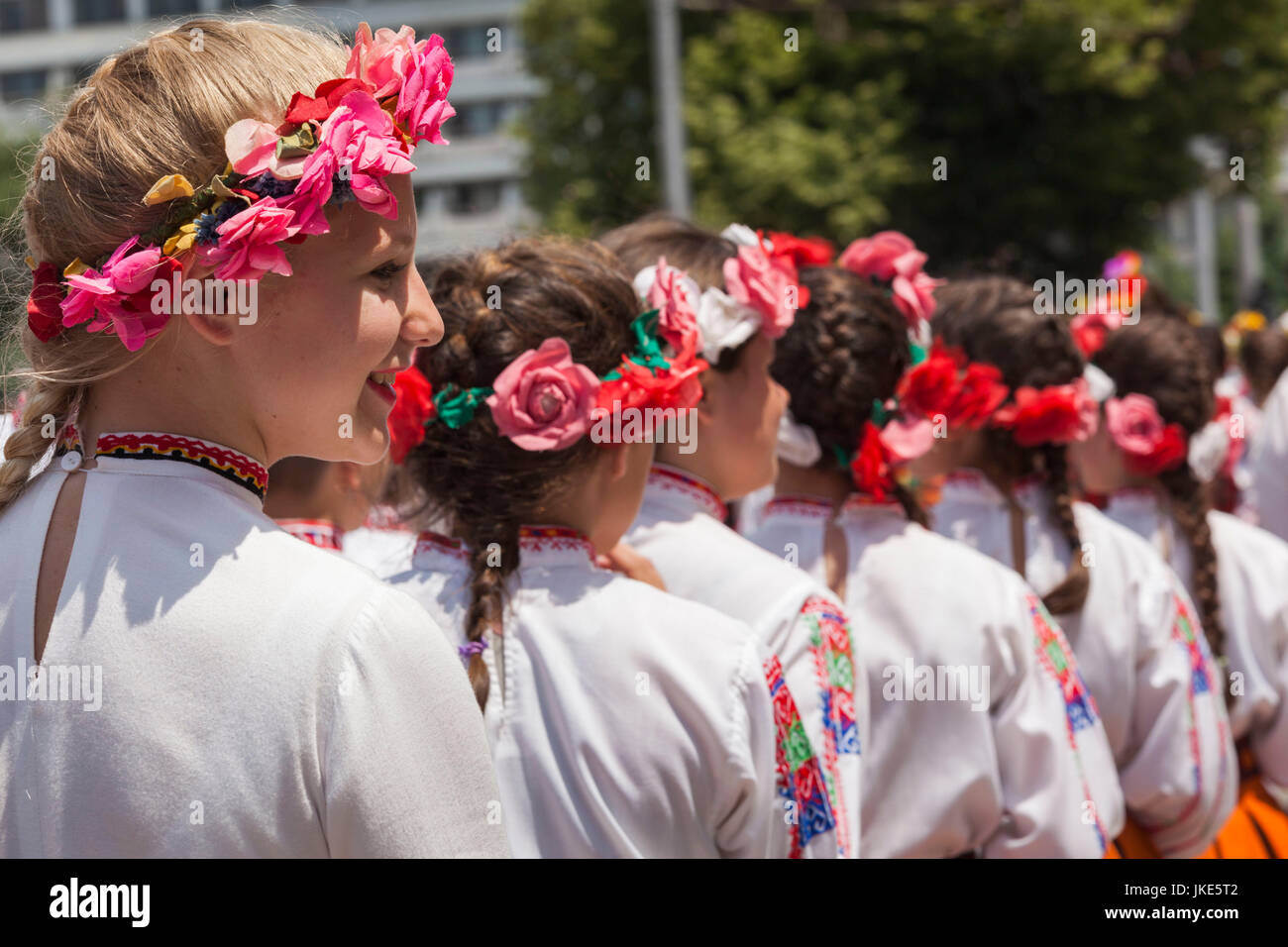 Bulgarien, Mittelgebirge, Kazanlak, Kazanlak Rosenfest, Stadt produziert 60 % der weltweit Rosenöl, Rose Parade, junge Frauen in traditionellen Kostümen, NR Stockfoto