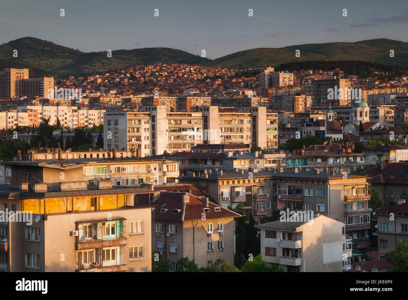 Bulgarien, Mittelgebirge, Stara Zagora, erhöhte Stadtansicht, Morgendämmerung Stockfoto