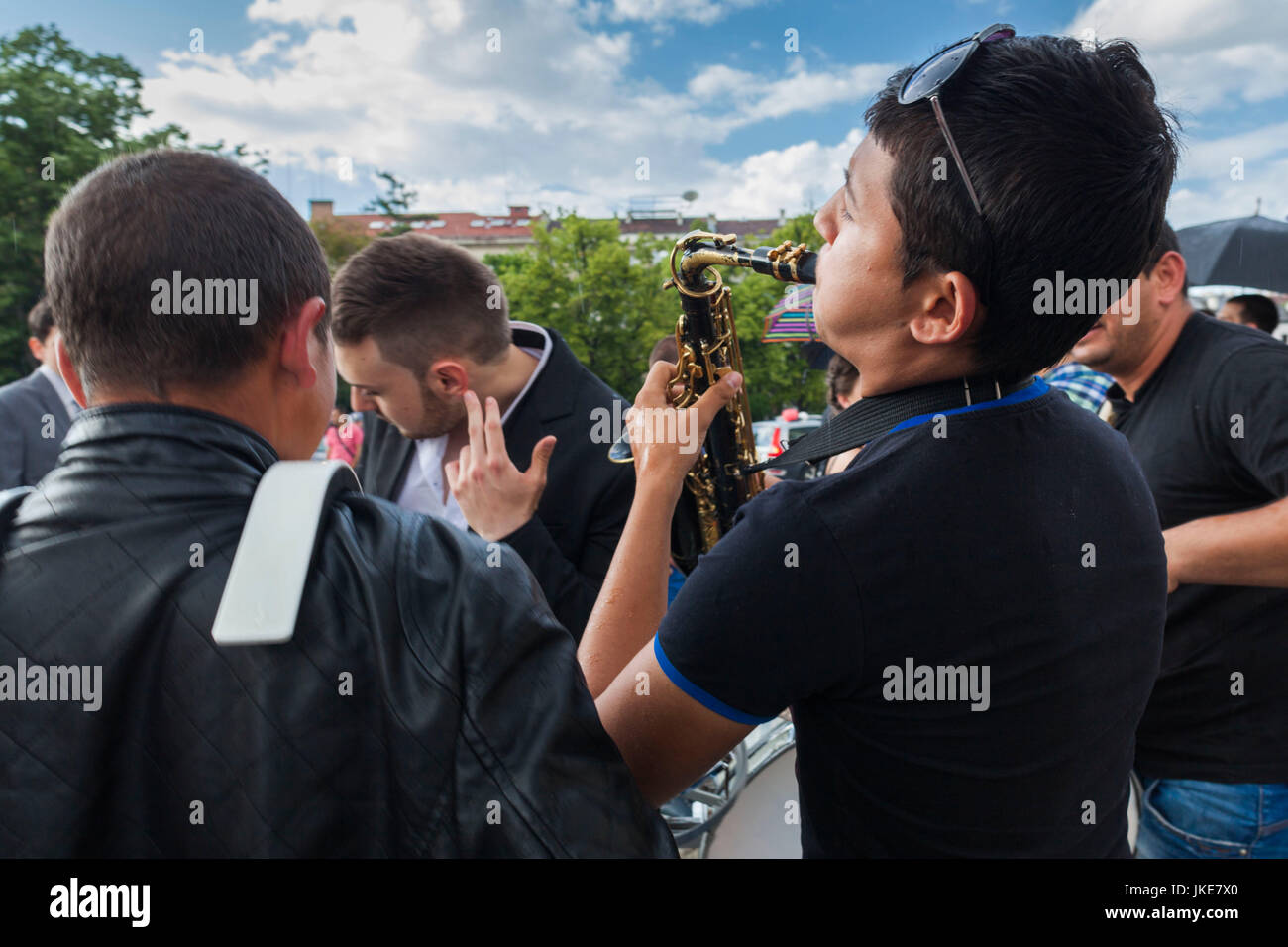 Bulgarien, Sofia, Ploshtad Alexander-Newski-Platz, bulgarische Studenten High School-Abschluss zu feiern, tanzen, Roma-Zigeunerkapellen, NR Stockfoto