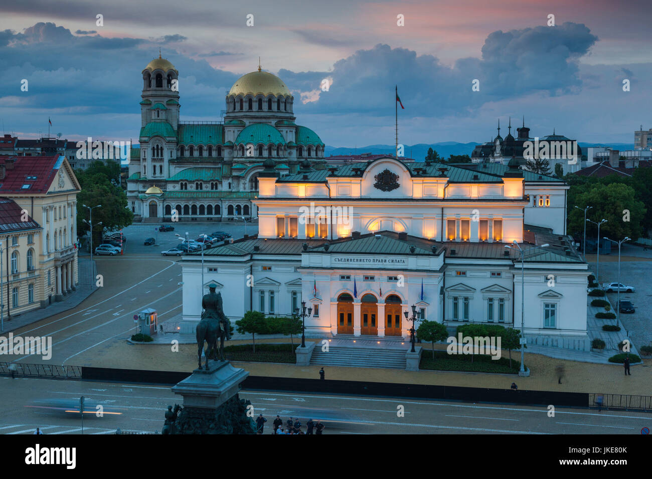 Bulgarien, Sofia, Ploshtad Narodno Sabranie Square, Statue des russischen Zaren Alexander II, National Assembly Building und Alexander Nevski Cathedral, erhöhten Blick, Dämmerung Stockfoto