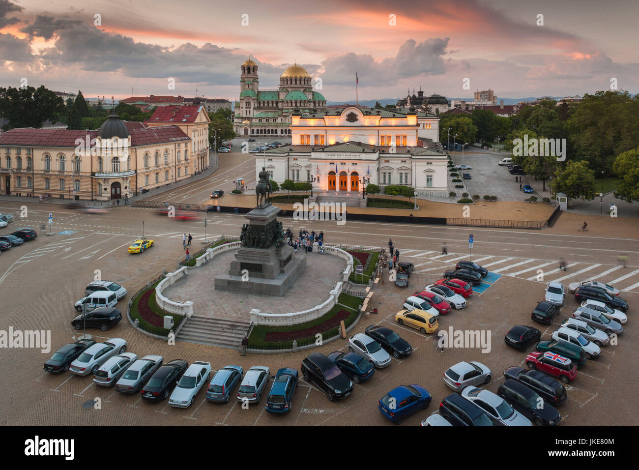 Bulgarien, Sofia, Ploshtad Narodno Sabranie Square, Statue des russischen Zaren Alexander II, National Assembly Building und Alexander Nevski Cathedral, erhöhten Blick, Dämmerung Stockfoto