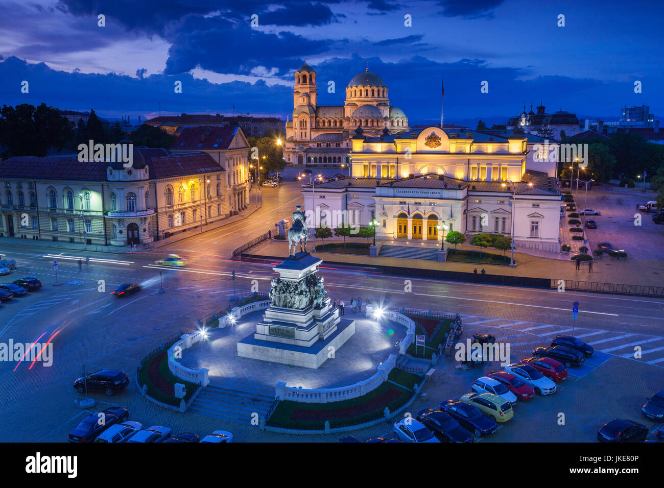 Bulgarien, Sofia, Ploshtad Narodno Sabranie Square, Statue des russischen Zaren Alexander II, National Assembly Building und Alexander Nevski Cathedral, erhöhten Blick, Dämmerung Stockfoto