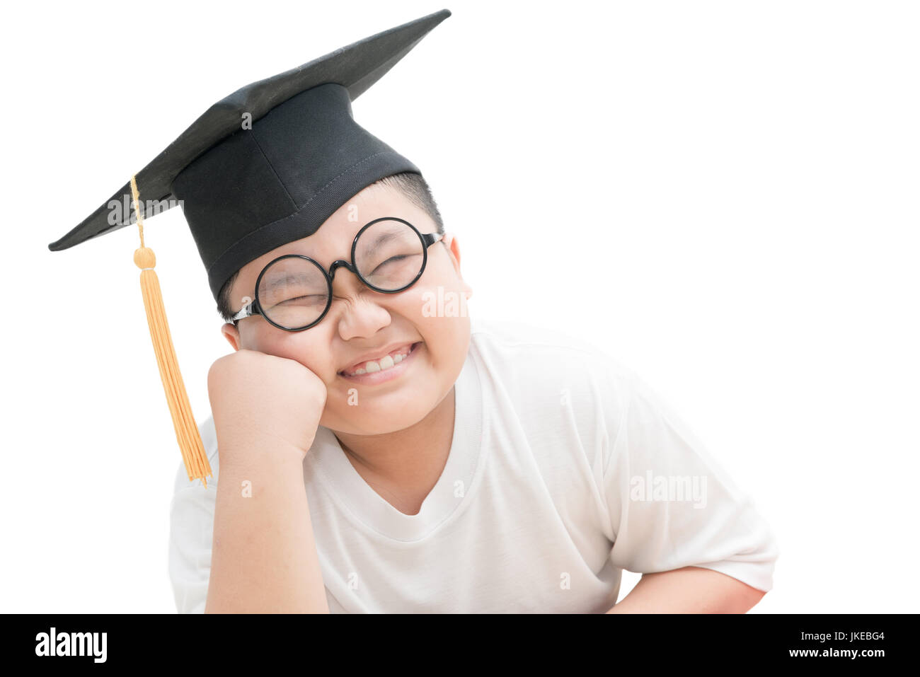 Asiatische Schule Kind graduate Lächeln mit Graduation Cap isoliert auf weißem Hintergrund Stockfoto