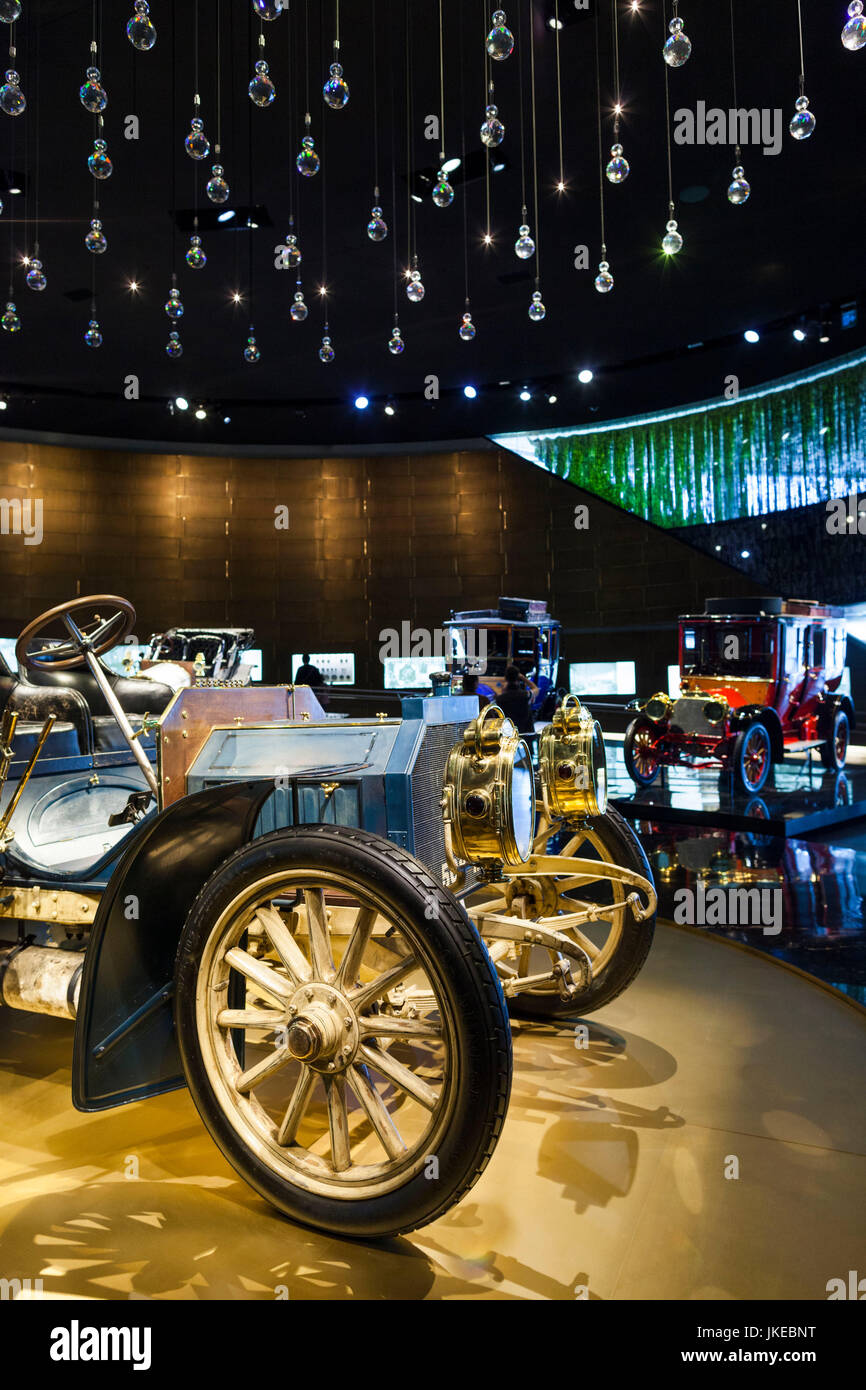 Deutschland, Baden-Württemberg, Stuttgart - Untertürkheim, Mercedes-Benz Museum Gebäude, Anfang des 20. Jahrhunderts Mercedes Autos Stockfoto