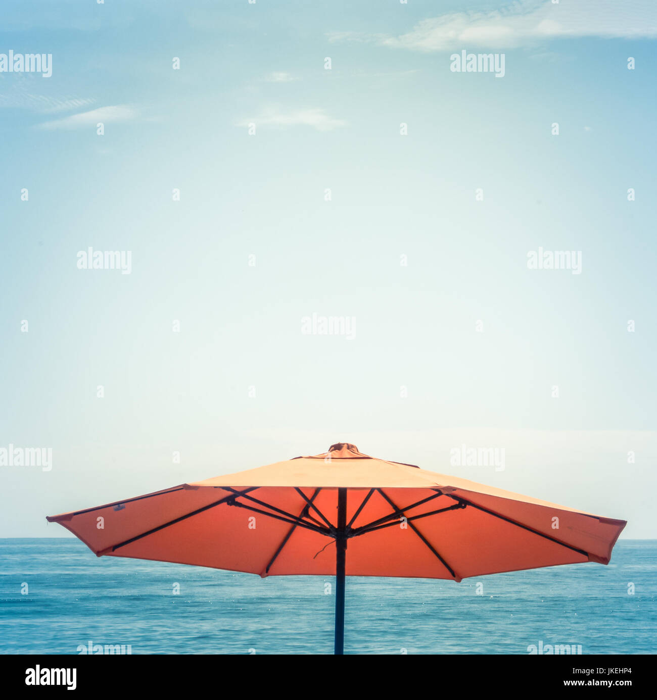 Retro-Stil Urlaub Bild von einem Sonnenschirm gegen den Ozean mit Textfreiraum Stockfoto