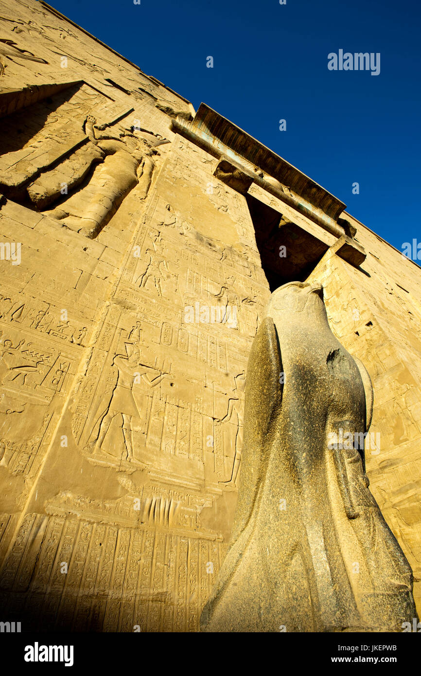 Ägypten, Edfu (Idfu), Horustempel, Statue des Horusfalken (Hor-Behdeti) aus schwarzem Granit vor dem Pylon (tempelfassade) Stockfoto