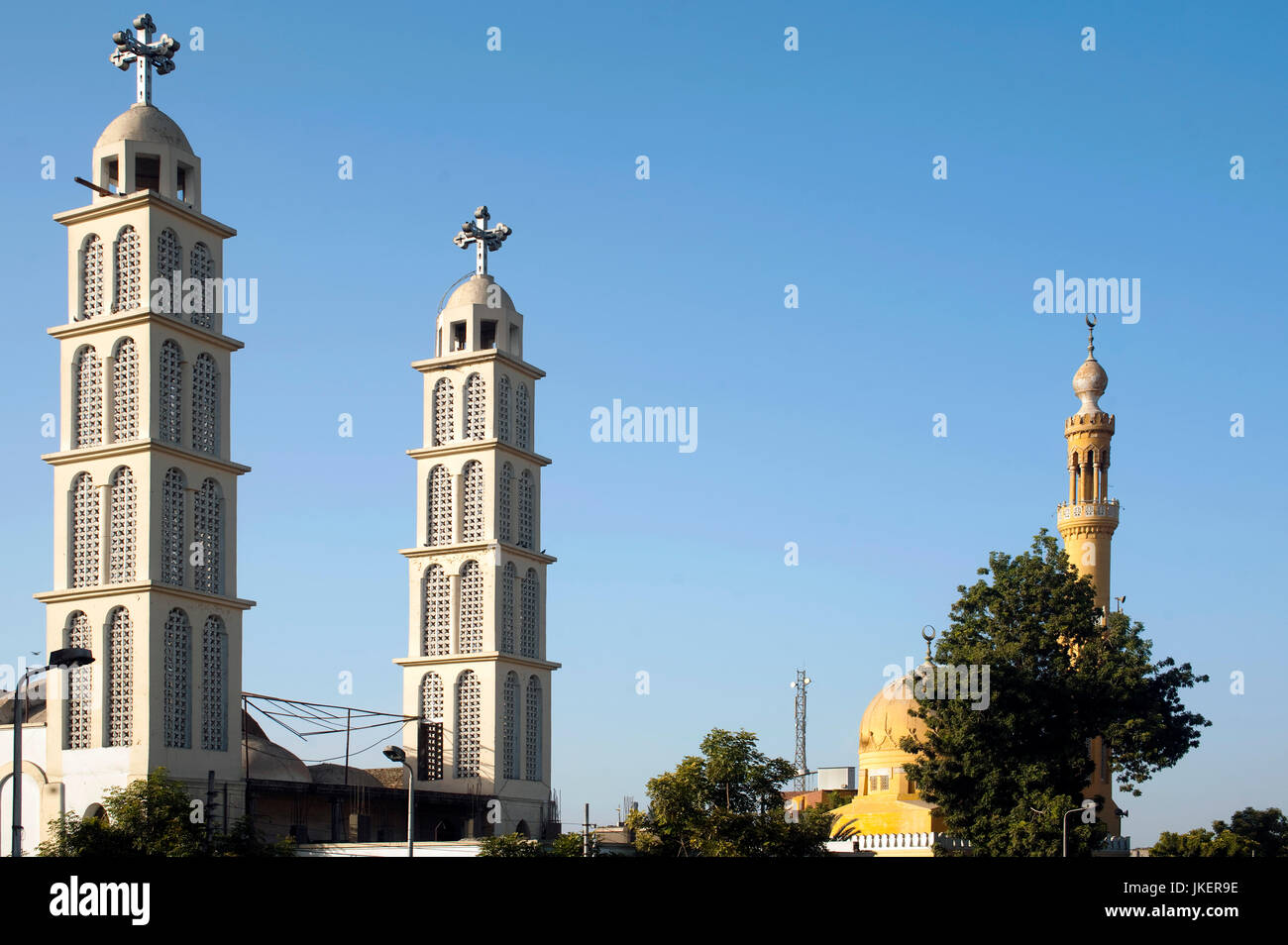 Aegypten, Kom Ombo (Kum Umbu), St. George Koptische Orthodoxe Kirche und ein Minarett Stockfoto