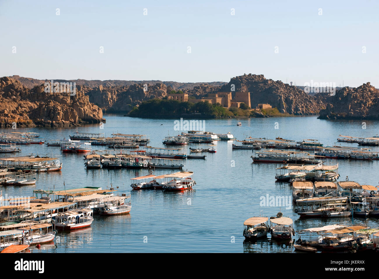 Aegypten, Assuan, Boote Zur Nil-Insel Philae, Im Hintergrund sterben Insel Mit Dem Isis-Tempel Stockfoto