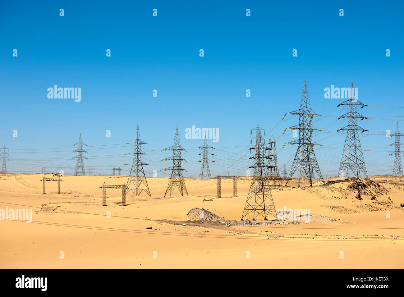 Aegypten, Assuan, Hochspannungsleitungen in der Wüste am Assuan-Staudamm Stockfoto