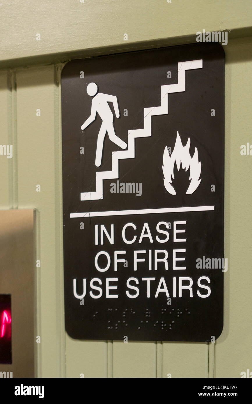 im Falle eines Brandes verwenden Sie Treppen Zeichen, Aufzug Alternative, Person hinunter Treppe Symbol Stockfoto