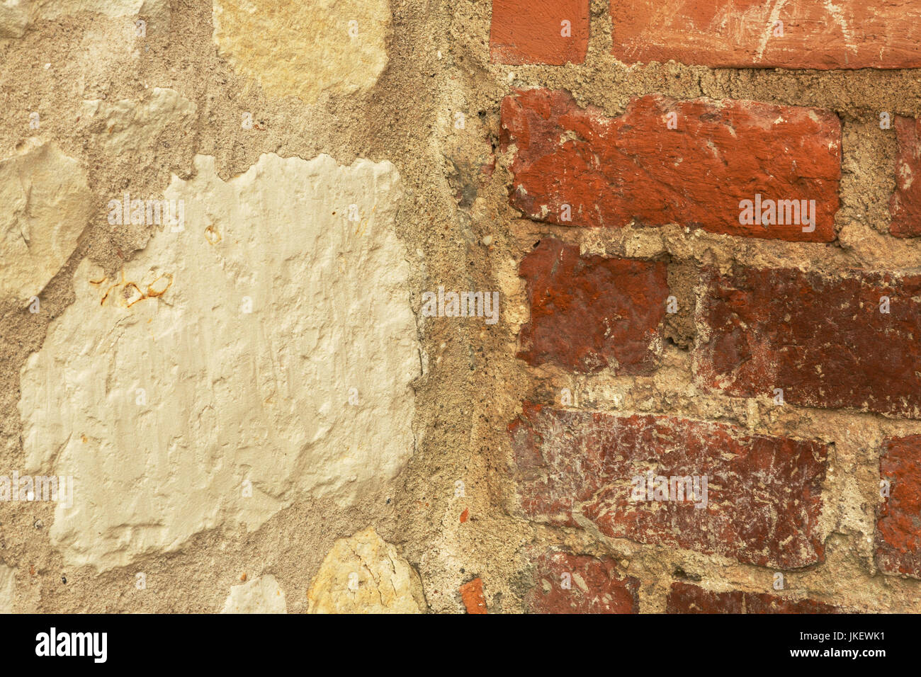Alte Mauer machte von der Hälfte aus Stein und roten Ziegeln, die durch leichte Mörtel verbunden. Interessanten natürlichen Hintergrund und Textur. Horizontale. Stockfoto
