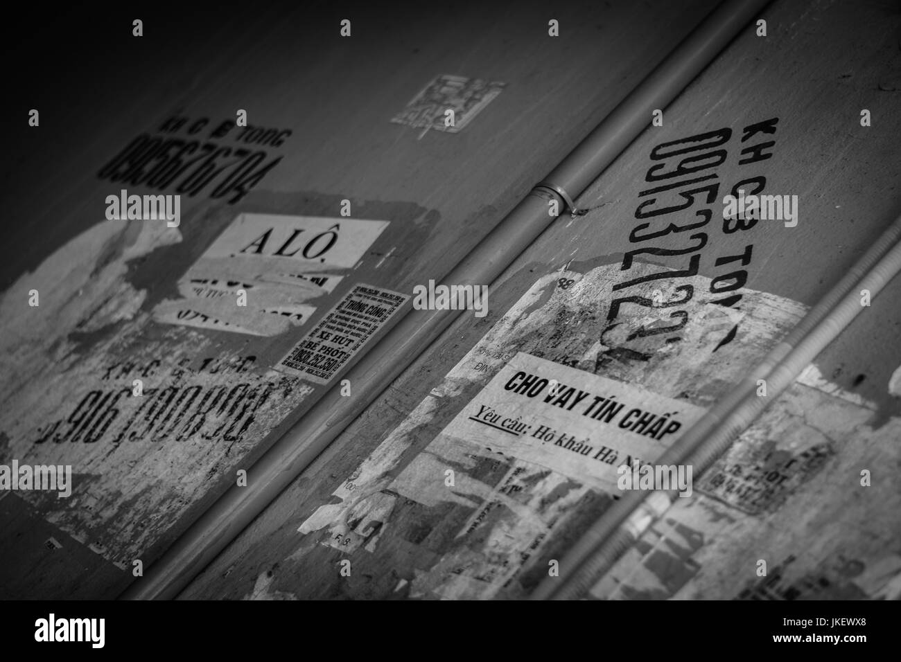 Alte Anzeigen an Wand Stockfoto