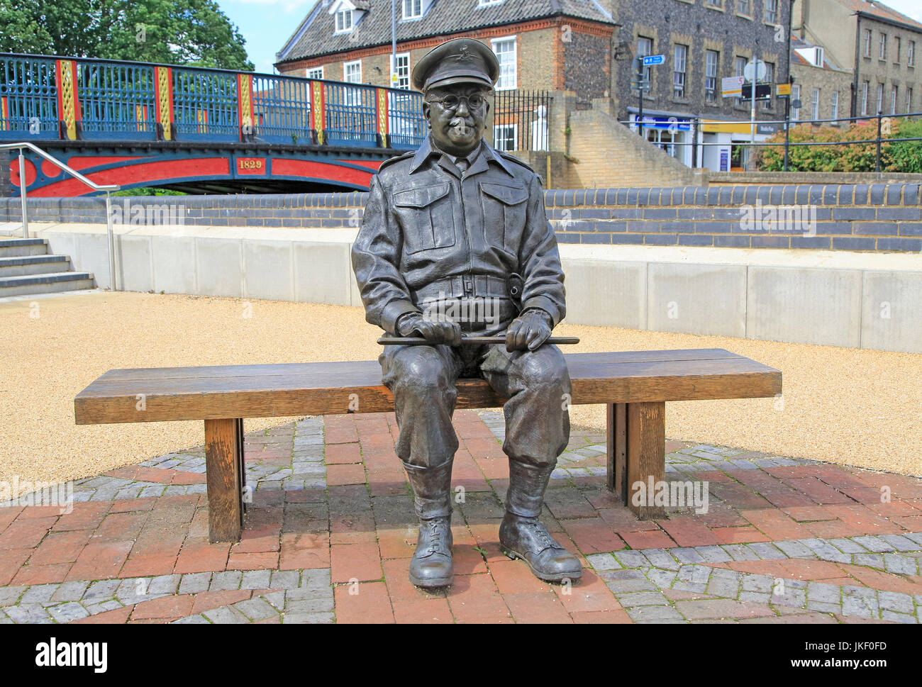 Captain Mainwaring, Schauspieler Arthur Lowe, Skulptur, Thetford, Norfolk, England, Vereinigtes Königreich von Sean Hecken-Quinn 2010 Stockfoto