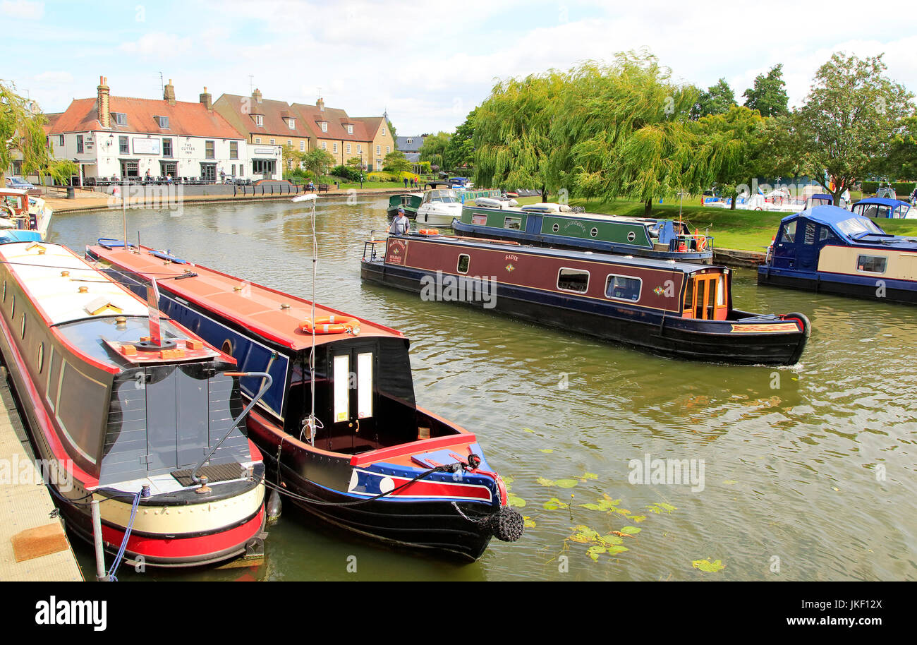 Schmale Boote auf dem Fluss Great Ouse, Ely, Cambridgeshire, England, UK Stockfoto