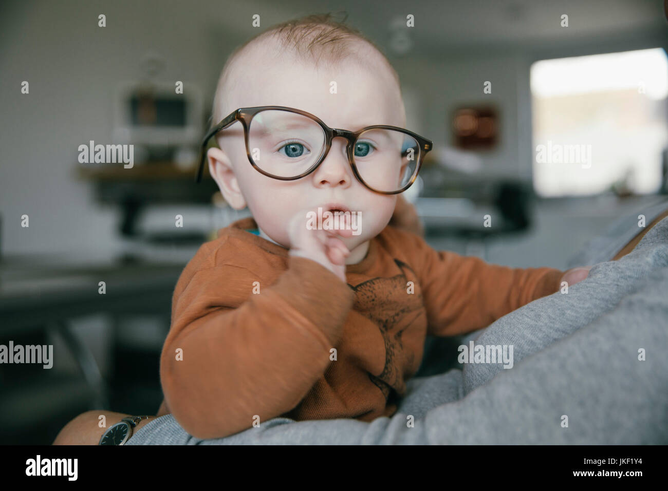 Baby Boy trägt übergroße Brille Stockfoto