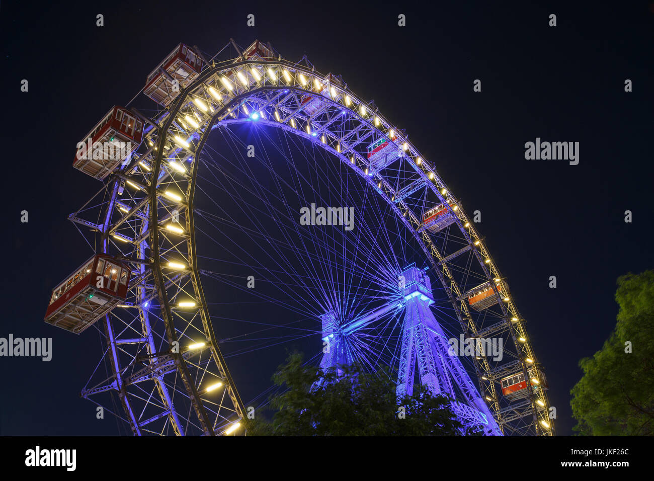 Wiener Riesenrad im Prater - älteste und größte Riesenrad in Österreich. Symbol der Stadt Wien bei Nacht Stockfoto