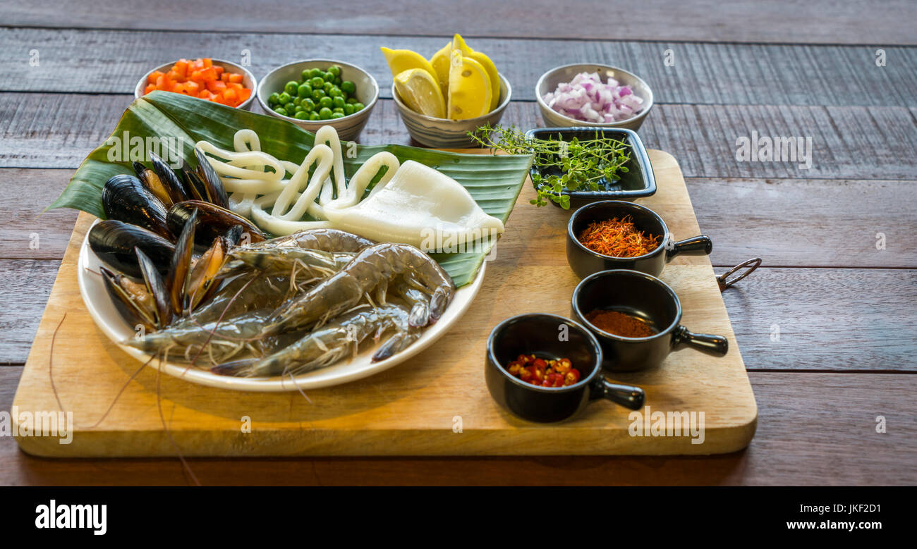 Rohe Meeresfrüchte auf Platte, gesundes Essen, Garnele, Venusmuschel, Tintenfisch. Stockfoto