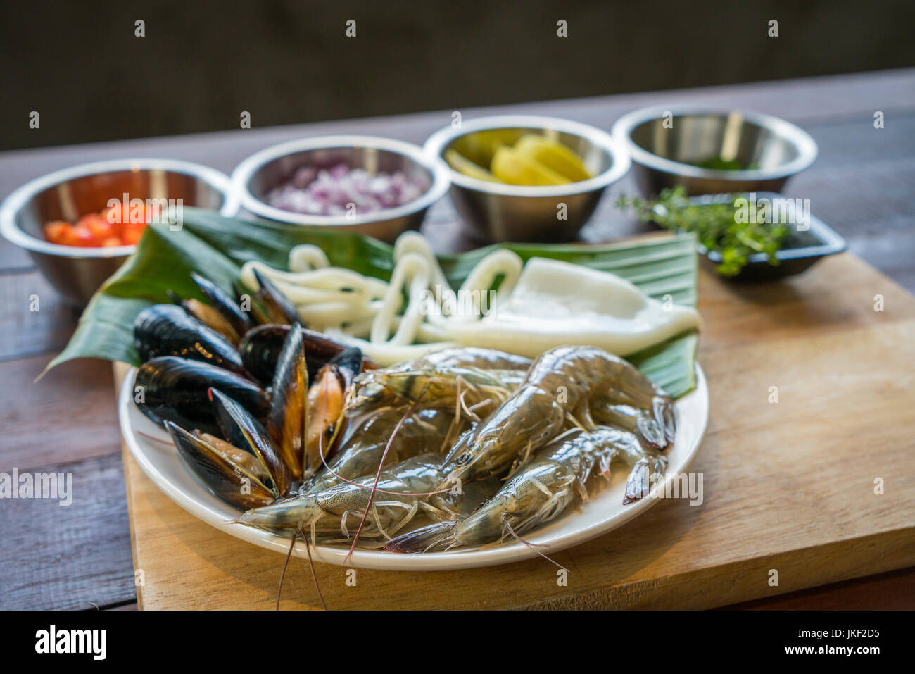 Rohe Meeresfrüchte auf Platte, gesundes Essen, Garnele, Venusmuschel, Tintenfisch. Stockfoto